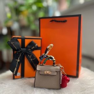 Small kelly type purse no brand with 21k gold charm